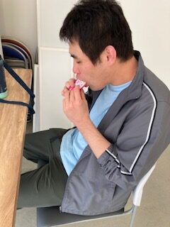 お菓子もぐもぐタイム😄